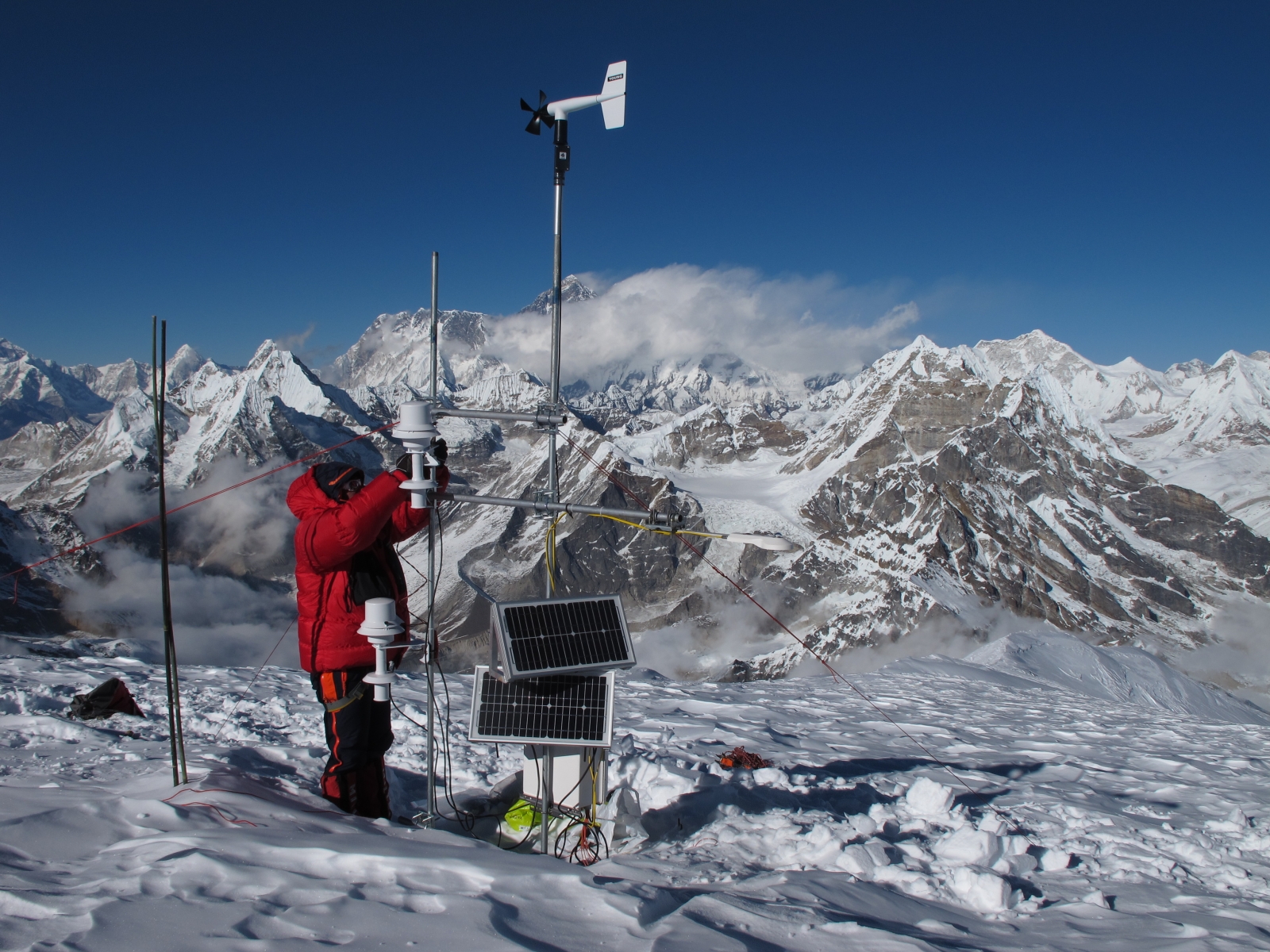 China sets up world’s highest automatic weather station