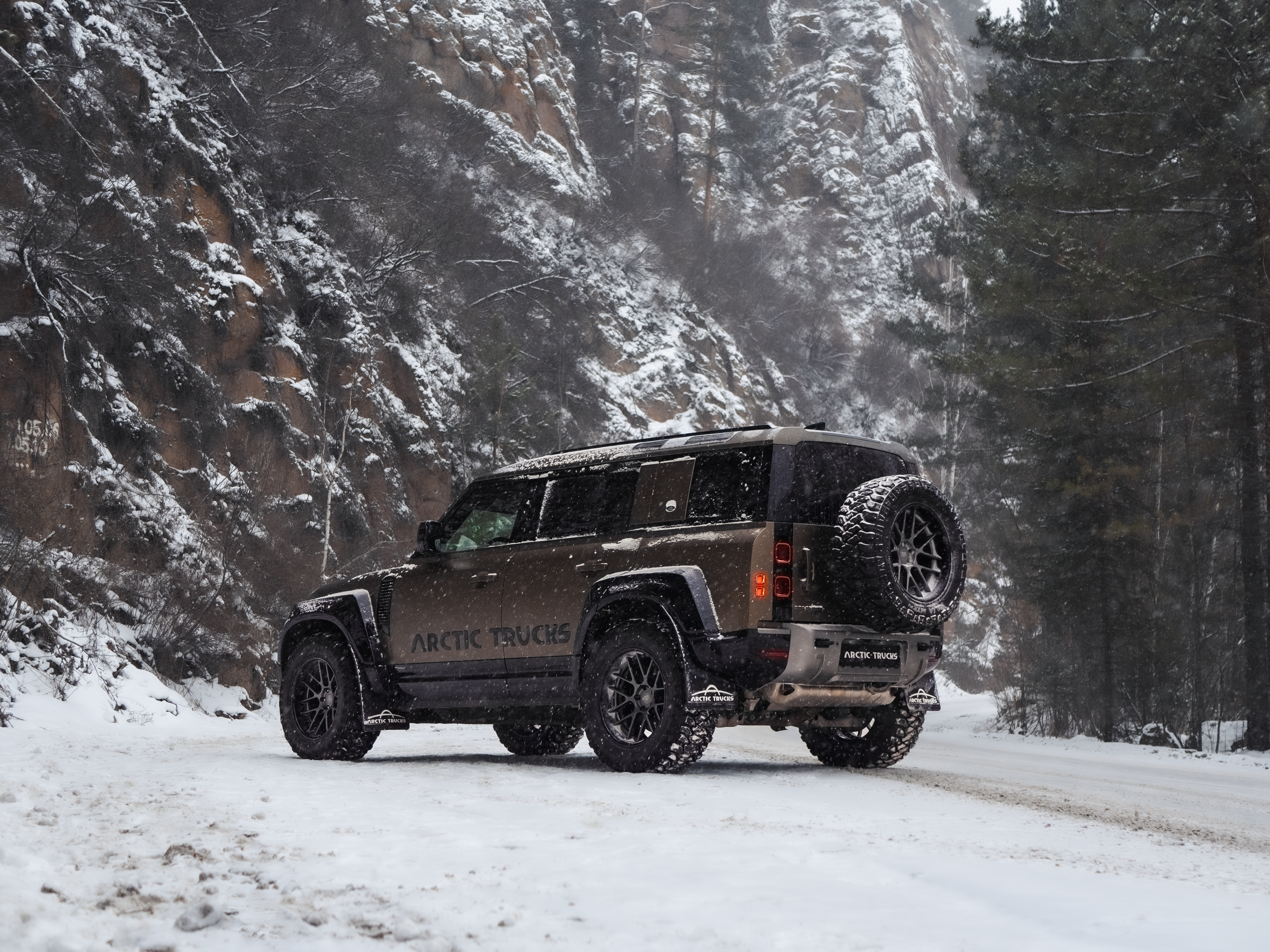 LAND ROVER: NEW LEGEND – SPECIAL ENDURANCE UNDER ANY CONDITIONS